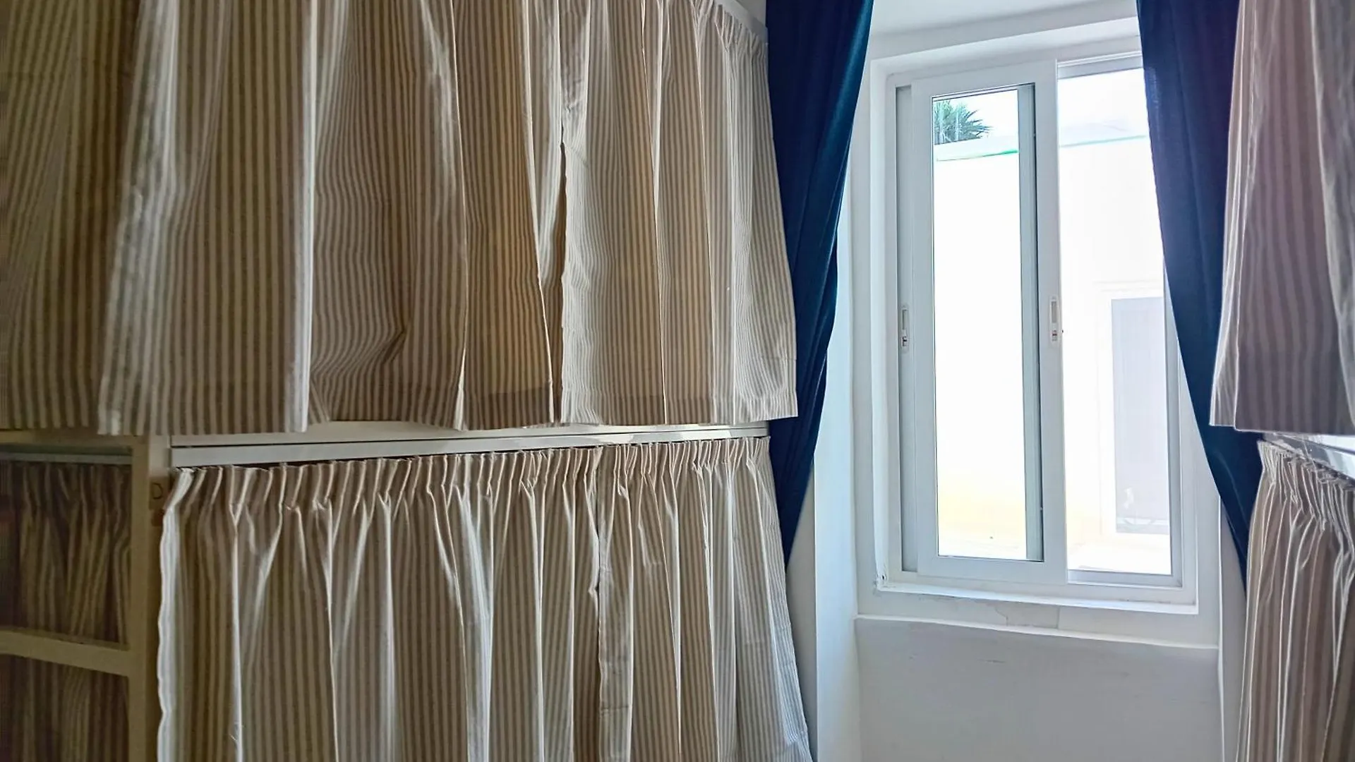 Follow The Sun Boutique Hostel - Pool, Breakfast & Sea Views San Ġiljan