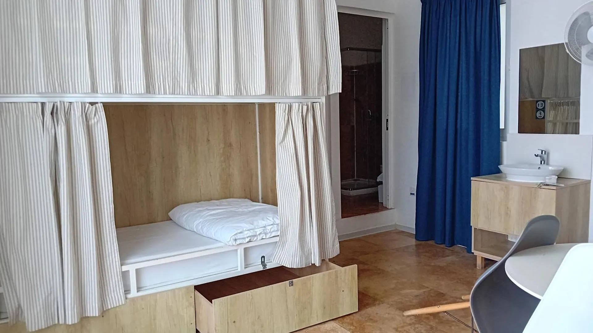 Follow The Sun Boutique Hostel - Pool, Breakfast & Sea Views San Ġiljan